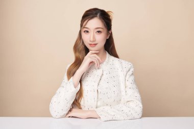 Taze bej arkaplan, yüz bakımı, yüz bakımı, kozmetoloji, güzellik ve kaplıca, Asyalı kadın portresi.