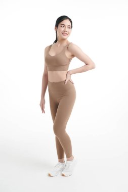 Beyaz arka planda spor kıyafetleri, spor kıyafetleri, spor kıyafetleri, yoga kıyafetleri, sağlıklı yaşam tarzı, spora hazır Asyalı güzel bir kadın..