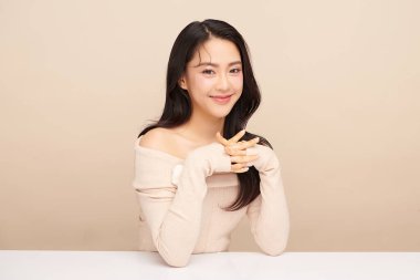 Taze bej arkaplan, yüz bakımı, yüz bakımı, kozmetoloji, güzellik ve kaplıca, Asyalı kadın portresi.