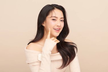 Taze bej arkaplan, yüz bakımı, yüz bakımı, kozmetoloji, güzellik ve kaplıca, Asyalı kadın portresi.