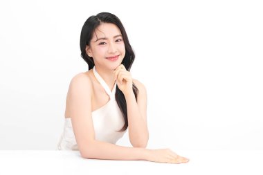 Beyaz arka planda temiz tenli güzel Asyalı kadın, yüz bakımı, yüz bakımı, kozmetoloji, güzellik ve kaplıca, Asyalı kadın portresi.