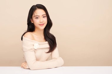 Taze bej arkaplan, yüz bakımı, yüz bakımı, kozmetoloji, güzellik ve kaplıca, Asyalı kadın portresi.