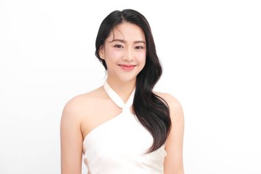 Beyaz arka planda temiz tenli güzel Asyalı kadın, yüz bakımı, yüz bakımı, kozmetoloji, güzellik ve kaplıca, Asyalı kadın portresi.