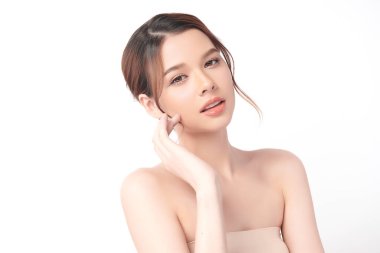 Beyaz arka planda temiz tenli güzel Asyalı kadın, yüz bakımı, yüz bakımı, kozmetoloji, güzellik ve kaplıca, Asyalı kadın portresi.