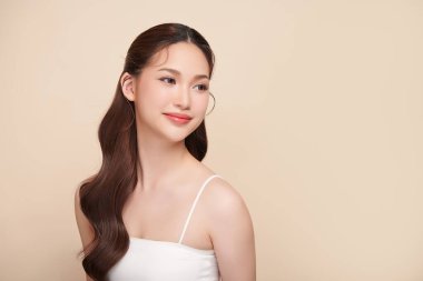 Taze bej arkaplan, yüz bakımı, yüz bakımı, kozmetoloji, güzellik ve kaplıca, Asyalı kadın portresi.