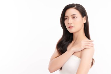 Beyaz arka planda temiz tenli güzel Asyalı kadın, yüz bakımı, yüz bakımı, kozmetoloji, güzellik ve kaplıca, Asyalı kadın portresi.
