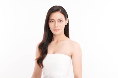 Beyaz arka planda temiz tenli güzel Asyalı kadın, yüz bakımı, yüz bakımı, kozmetoloji, güzellik ve kaplıca, Asyalı kadın portresi.