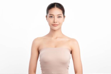 Beyaz arka planda temiz tenli güzel Asyalı kadın, yüz bakımı, yüz bakımı, kozmetoloji, güzellik ve kaplıca, Asyalı kadın portresi.