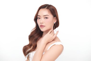Beyaz arka planda temiz tenli güzel Asyalı kadın, yüz bakımı, yüz bakımı, kozmetoloji, güzellik ve kaplıca, Asyalı kadın portresi.