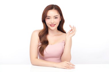 Beyaz arka planda temiz tenli güzel Asyalı kadın, yüz bakımı, yüz bakımı, kozmetoloji, güzellik ve kaplıca, Asyalı kadın portresi.