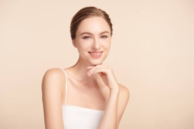 Bej arkaplan, yüz bakımı, yüz bakımı, kozmetoloji, güzellik ve kaplıca, kadın portresi..