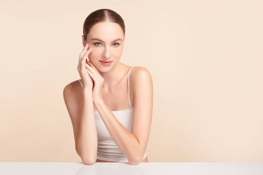 Bej arkaplan, yüz bakımı, yüz bakımı, kozmetoloji, güzellik ve kaplıca, kadın portresi..