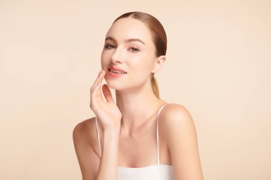 Bej arkaplan, yüz bakımı, yüz bakımı, kozmetoloji, güzellik ve kaplıca, kadın portresi..