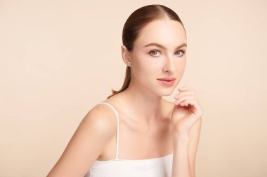 Bej arkaplan, yüz bakımı, yüz bakımı, kozmetoloji, güzellik ve kaplıca, kadın portresi..