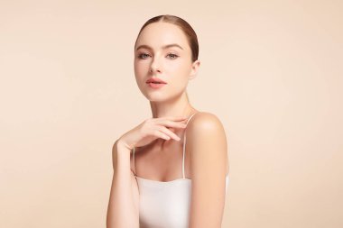 Bej arkaplan, yüz bakımı, yüz bakımı, kozmetoloji, güzellik ve kaplıca, kadın portresi..