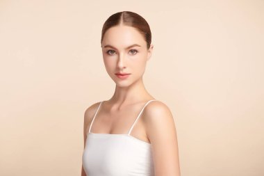 Bej arkaplan, yüz bakımı, yüz bakımı, kozmetoloji, güzellik ve kaplıca, kadın portresi..