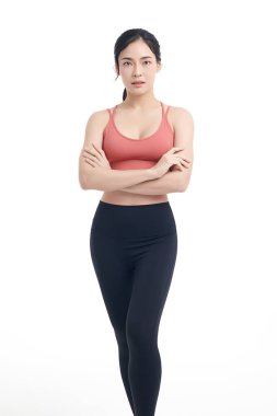 Beyaz arka planda spor kıyafetleri, spor kıyafetleri, spor kıyafetleri, yoga kıyafetleri, sağlıklı yaşam tarzı, spora hazır Asyalı güzel bir kadın..