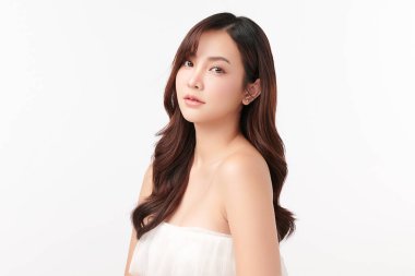 Beyaz arka planda temiz tenli güzel Asyalı kadın, yüz bakımı, yüz bakımı, kozmetoloji, güzellik ve kaplıca, Asyalı kadın portresi.