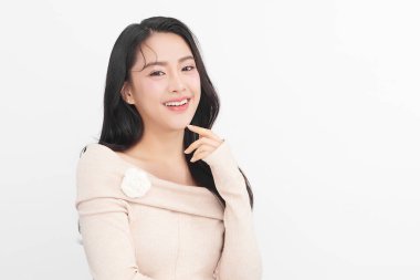 Beyaz arka planda temiz tenli güzel Asyalı kadın, yüz bakımı, yüz bakımı, kozmetoloji, güzellik ve kaplıca, Asyalı kadın portresi.