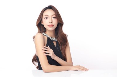 Beyaz arka planda temiz tenli güzel Asyalı kadın, yüz bakımı, yüz bakımı, kozmetoloji, güzellik ve kaplıca, Asyalı kadın portresi.