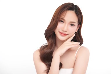 Beyaz arka planda temiz tenli güzel Asyalı kadın, yüz bakımı, yüz bakımı, kozmetoloji, güzellik ve kaplıca, Asyalı kadın portresi.