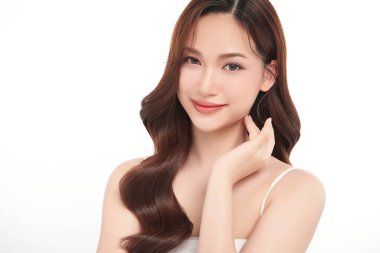 Beyaz arka planda temiz tenli güzel Asyalı kadın, yüz bakımı, yüz bakımı, kozmetoloji, güzellik ve kaplıca, Asyalı kadın portresi.