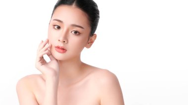 Beyaz arka planda temiz tenli güzel Asyalı kadın, yüz bakımı, yüz bakımı, kozmetoloji, güzellik ve kaplıca, Asyalı kadın portresi.