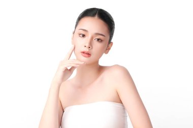 Beyaz arka planda temiz tenli güzel Asyalı kadın, yüz bakımı, yüz bakımı, kozmetoloji, güzellik ve kaplıca, Asyalı kadın portresi.
