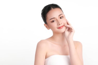 Beyaz arka planda temiz tenli güzel Asyalı kadın, yüz bakımı, yüz bakımı, kozmetoloji, güzellik ve kaplıca, Asyalı kadın portresi.