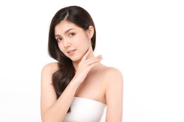 Beyaz arka planda temiz tenli güzel Asyalı kadın, yüz bakımı, yüz bakımı, kozmetoloji, güzellik ve kaplıca, Asyalı kadın portresi.