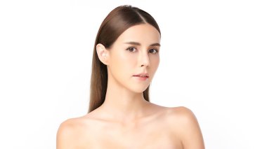 Beyaz arka planda temiz tenli güzel Asyalı kadın, yüz bakımı, yüz bakımı, kozmetoloji, güzellik ve kaplıca, Asyalı kadın portresi.