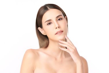 Beyaz arka planda temiz tenli güzel Asyalı kadın, yüz bakımı, yüz bakımı, kozmetoloji, güzellik ve kaplıca, Asyalı kadın portresi.