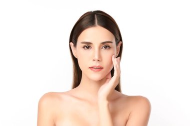 Beyaz arka planda temiz tenli güzel Asyalı kadın, yüz bakımı, yüz bakımı, kozmetoloji, güzellik ve kaplıca, Asyalı kadın portresi.