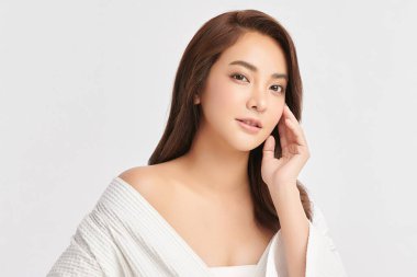 Beyaz arka planda temiz tenli güzel Asyalı kadın, yüz bakımı, yüz bakımı, kozmetoloji, güzellik ve kaplıca, Asyalı kadın portresi.