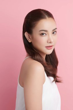 Pembe arka planda temiz tenli güzel Asyalı kadın, yüz bakımı, yüz bakımı, kozmetoloji, güzellik ve kaplıca, Asyalı kadın portresi.