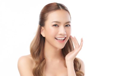 Beyaz arka planda temiz tenli güzel Asyalı kadın, yüz bakımı, yüz bakımı, kozmetoloji, güzellik ve kaplıca, Asyalı kadın portresi.