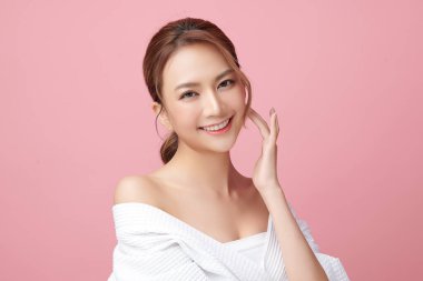 Pembe arka planda temiz tenli güzel Asyalı kadın, yüz bakımı, yüz bakımı, kozmetoloji, güzellik ve kaplıca, Asyalı kadın portresi.