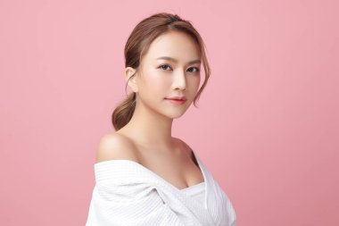 Pembe arka planda temiz tenli güzel Asyalı kadın, yüz bakımı, yüz bakımı, kozmetoloji, güzellik ve kaplıca, Asyalı kadın portresi.