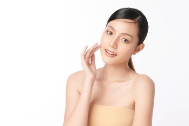 Beyaz arka planda temiz tenli güzel Asyalı kadın, yüz bakımı, yüz bakımı, kozmetoloji, güzellik ve kaplıca, Asyalı kadın portresi.
