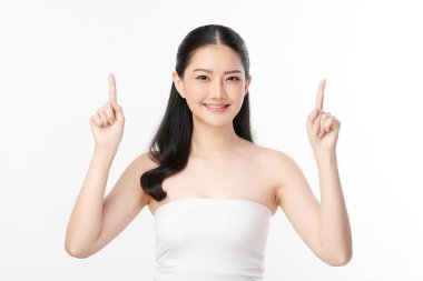 Beyaz arka planda temiz tenli güzel Asyalı kadın, yüz bakımı, yüz bakımı, kozmetoloji, güzellik ve kaplıca, Asyalı kadın portresi.