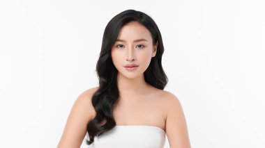 Beyaz arka planda temiz tenli güzel Asyalı kadın, yüz bakımı, yüz bakımı, kozmetoloji, güzellik ve kaplıca, Asyalı kadın portresi.