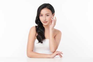Beyaz arka planda temiz tenli güzel Asyalı kadın, yüz bakımı, yüz bakımı, kozmetoloji, güzellik ve kaplıca, Asyalı kadın portresi.
