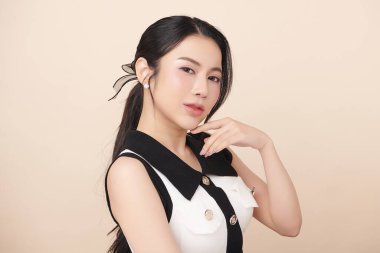 Taze bej arkaplan, yüz bakımı, yüz bakımı, kozmetoloji, güzellik ve kaplıca, Asyalı kadın portresi.