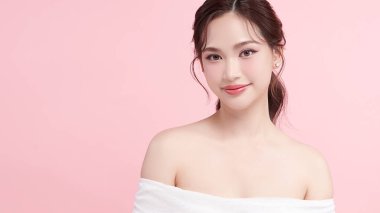 Pembe arka planda temiz tenli güzel Asyalı kadın, yüz bakımı, yüz bakımı, kozmetoloji, güzellik ve kaplıca, Asyalı kadın portresi.