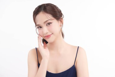 Beyaz arka planda temiz tenli güzel Asyalı kadın, yüz bakımı, yüz bakımı, kozmetoloji, güzellik ve kaplıca, Asyalı kadın portresi.