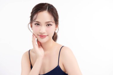 Beyaz arka planda temiz tenli güzel Asyalı kadın, yüz bakımı, yüz bakımı, kozmetoloji, güzellik ve kaplıca, Asyalı kadın portresi.