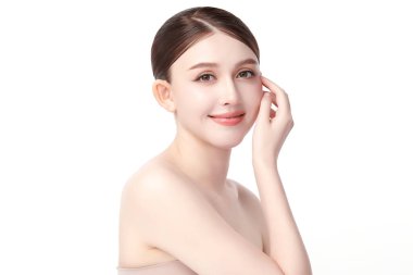 Beyaz arka planda temiz tenli güzel Asyalı kadın, yüz bakımı, yüz bakımı, kozmetoloji, güzellik ve kaplıca, Asyalı kadın portresi.