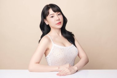 Taze bej arkaplan, yüz bakımı, yüz bakımı, kozmetoloji, güzellik ve kaplıca, Asyalı kadın portresi.