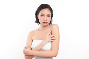 Beyaz arka planda temiz tenli güzel Asyalı kadın, yüz bakımı, yüz bakımı, kozmetoloji, güzellik ve kaplıca, Asyalı kadın portresi.