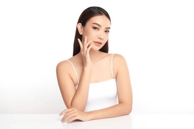 Beyaz arka planda temiz tenli güzel Asyalı kadın, yüz bakımı, yüz bakımı, kozmetoloji, güzellik ve kaplıca, Asyalı kadın portresi.